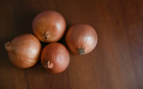 Tahta bir masada taze soğanlar. Gurme aşçılık ve yemek hazırlama konsepti.