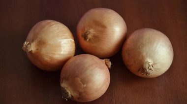 Tahta bir masada taze brokoli. Taze yeşil brokoli pişirmeye hazırlanıyor.. 