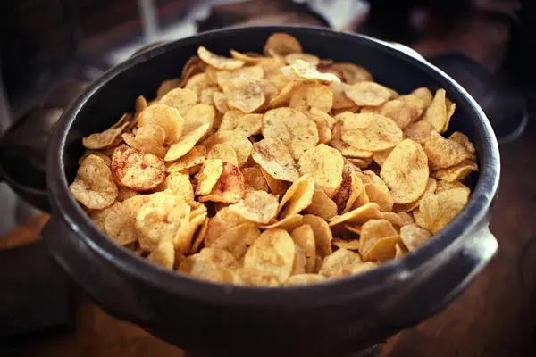 Tuzlu Ev Yapımı Patates Cipsi. Kil bir tencerede patates kızartması. Aşçılık ve mutfak konsepti.