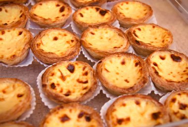 Geleneksel Portekiz pastası de nata. Taze pişmiş geleneksel Portekiz tatlıları. Tezgahta kremalı pasta. Pasteis de nata