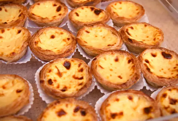Geleneksel Portekiz pastası de nata. Taze pişmiş geleneksel Portekiz tatlıları. Tezgahta kremalı pasta. Pasteis de nata