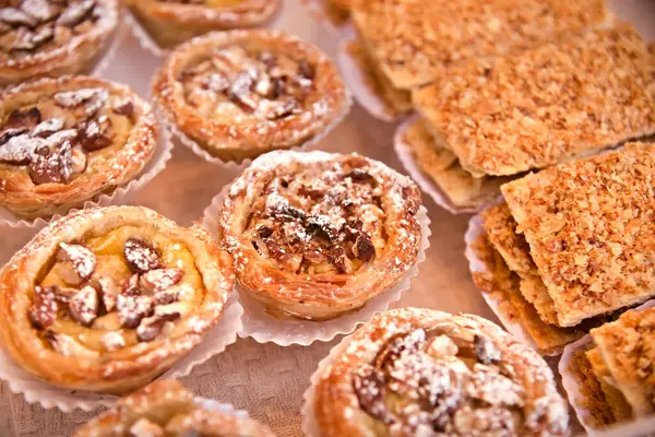 Geleneksel Portekiz pastası de nata. Taze pişmiş geleneksel Portekiz tatlıları. Tezgahta kremalı pasta. Pasteis de nata