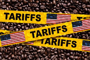 Tarife ve Amerikan bayrağı kahve çekirdekleri üzerinde sarı şeritli. İthalat veya ihracat vergisi artışı, ticaret savaşı kavramı.