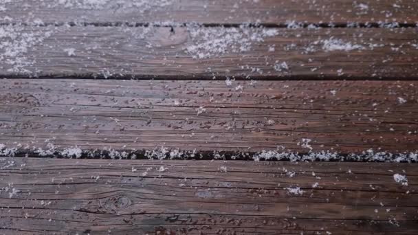 Мелкий Снег Падает Тает Старом Темно Коричневом Деревянном Столе Изменение — стоковое видео