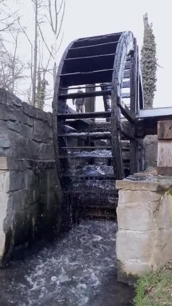 Vertical Video Spinning Wheel Watermill Cloudy Day Slo Concept Passage — Stockvideo