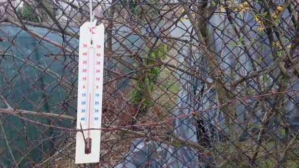 Väderprognos Väntar Varmt Den Gamla Termometern Hänger Nätstaketet Kall Mulen — Stockvideo