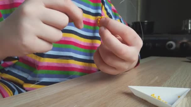 Φτιάχνω Κατασκευές Από Χάντρες Χέρια Δράση Κορίτσι Υφαίνει Από Κίτρινες — Αρχείο Βίντεο
