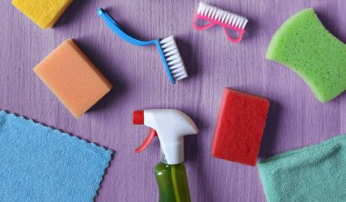 Hırdavatçı için temizlik ürünleri afişi, temizlik servisi. Düz yatıyordu. Mutfak süngerleri, temizlik sıvısı spreyi, sentetik bulaşık bezleri ve ahşap masada fırçalar. Web sitesi, reklam, blog başlığı