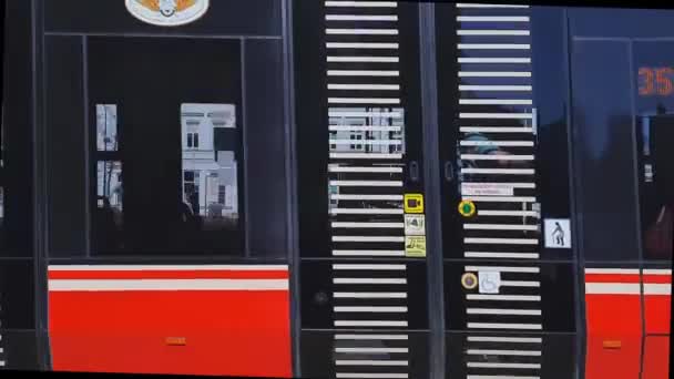 2023 Польща Сосновец Сілезьке Воєводство Поїзд Трамвая Червоний Трамвай Проходить — стокове відео