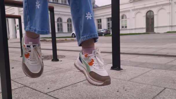 Вид Ноги Висить Повітрі Тлі Старого Міста Дівчата Ноги Кросівках — стокове відео