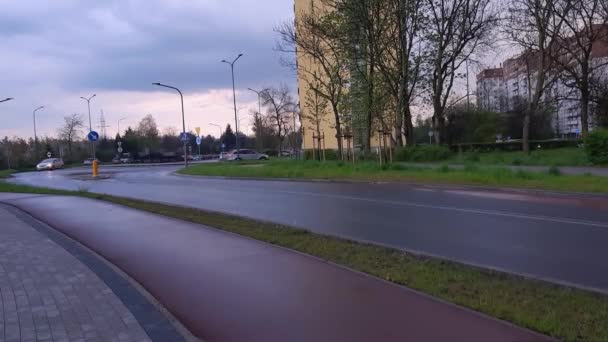 2023 Polen Sosnowiec Silezisch Woiwodschap Avond Stadslandschap Verschillende Auto Rijden — Stockvideo