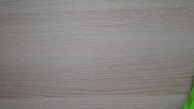 Birlikte temizlik yapmak. Deep Clean House in One Day konsepti. Lastik koruyucu eldivenli iki hademe masayı paçavrayla siliyor. Eller hareket halinde, yaklaşın. Mutfakta temizlik süreci. Ev temizleme servisi.