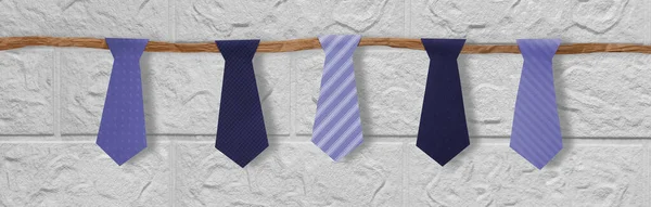 Bandiera Con Ghirlanda Cravatte Cravatte Blu Sfondo Muro Mattoni Bianchi — Foto Stock