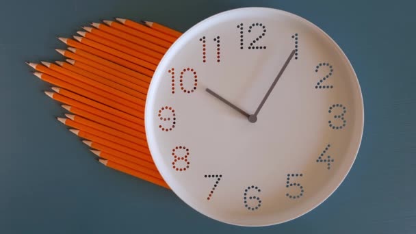 十点钟 学习时间 回学校去时钟运行得很快 用铅笔在蓝色的桌子背景上用白色的钟面看着 学习概念 截止日期 时间表 — 图库视频影像