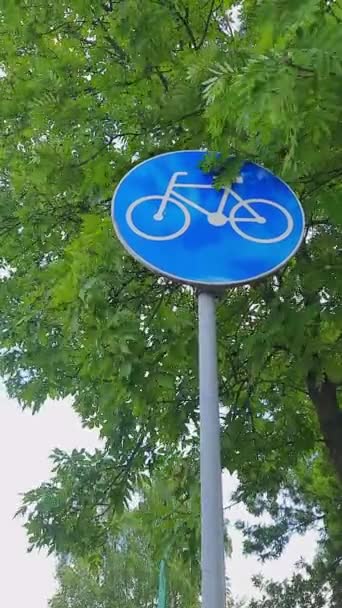 Bisikletle Gidiyorum Bisiklet Yolu Tabelası Ağaçların Gökyüzünün Arka Planına Karşı — Stok video