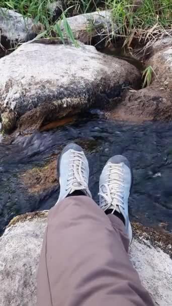 Jambes Mocassins Bleus Sur Fond Ruisseau Montagne Rapide Jambes Pantalon — Video