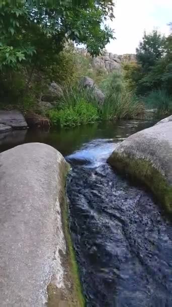 Przeskakując Przez Górski Potok Mężczyzna Sandałach Wędrówkowych Dużym Plecakiem Przechodzącym — Wideo stockowe