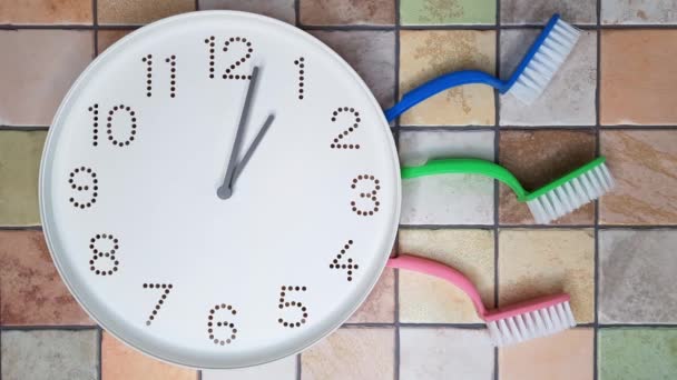 清洗时间 时钟指针在一点钟之后的时钟指针运动 时钟和清洁刷子在瓷砖墙的背景上 厨房和房屋清扫时间表 — 图库视频影像