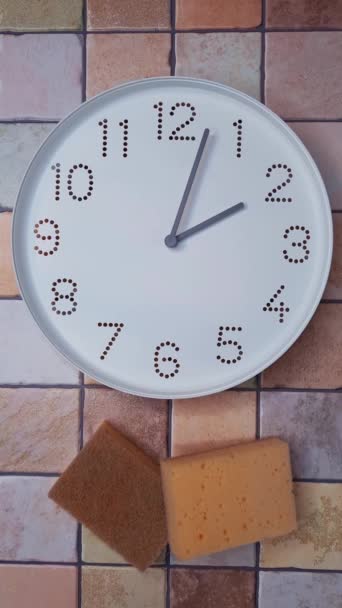 下午2点 清洗时间 时间过去了两点以后钟表指针的时钟方向运动 时钟和清洁厨房海绵在瓷砖墙背景 日常家务活 — 图库视频影像