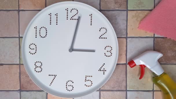 3点钟方向清洗时间 三点钟后钟表指针的时钟方向运动 玻璃清洁剂 微纤布在瓷砖墙背上 清洁及洗涤时间概念 — 图库视频影像