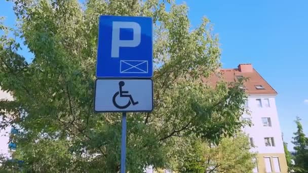 Közúti Tábla Parkolás Csak Fogyatékkal Élő Járművezetők Számára Modern Lakóhelyi — Stock videók