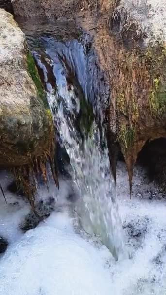 Zeitlupenaufnahmen Eines Kaskadenartigen Wasserflusses Einem Gebirgsfluss Kleiner Wasserfall Konzept Des — Stockvideo