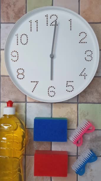 Uhr Putzzeit Zeitraffer Uhrzeigerbewegung Nach Sechs Uhr Uhr Küchenreinigungsschwamm Scheuerbürste — Stockvideo