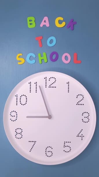 Zurück Zur Schule Inschrift Mehrfarbigen Buchstaben Uhr Schriftzug Auf Dem — Stockvideo