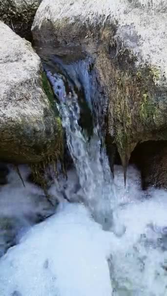 Kleiner Wasserfall Wasserströme Fließen Rasch Zwischen Felsen Und Kaskaden Hinunter — Stockvideo