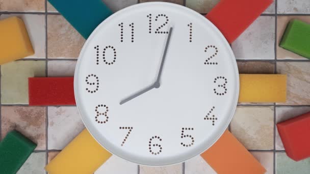 타임랩스 움직임 시계와 다채로운 스폰지 일상적인 일상적인 — 비디오