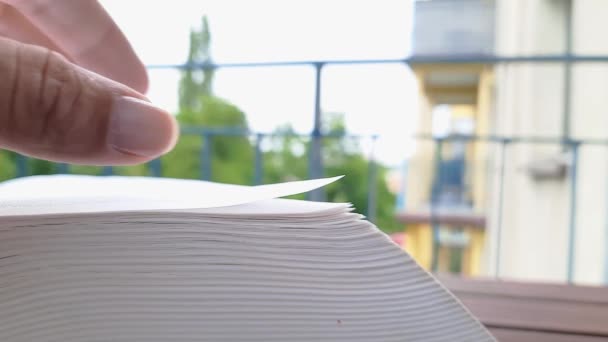 Freude Lesen Weiße Frauenhände Blättern Durch Das Buch Lesevorgang Freien — Stockvideo