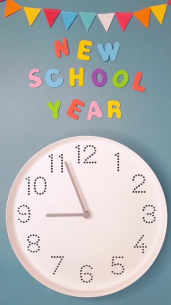 Relógio Fundo Azul Texto Ano Novo Escolar Volta Escola Tempo — Vídeo de Stock