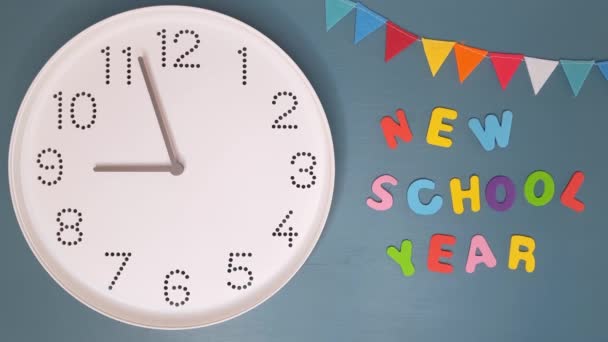 Hodiny Modrém Pozadí Text Nového Školního Roku Zpátky Školy Čas — Stock video