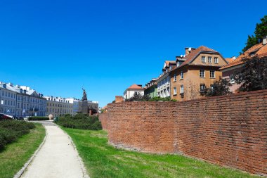 Old Town 'un tarihi bölgesinde eski tuğla duvar boyunca uzanan bir sokak. Avrupa turizm rotası ve kent simgelerinin keşfi.