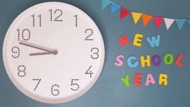 Okula dönelim. Sabah 9: 00 ve New School Year Metni Mavi Arkaplanda. Saat dokuza on beş var. Hiperlapse. Okul için hazırlık ve eğitimin başlangıcı. Saat 9 'u vuruyor.
