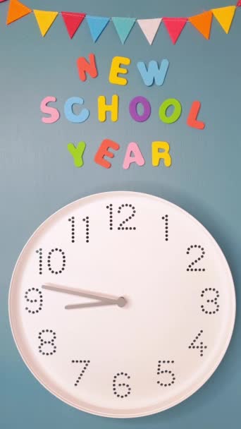 回学校去早上9点和新学年关于蓝色背景的文本 时间是15分钟到9 准备上学和开始学习 钟敲9点钟 — 图库视频影像