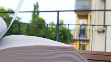 Sayfaları yakın plan çekiyoruz. Hızlı okuma yöntemleri. Büyük, açık bir kitabın sayfalarını karıştırmak. Kitap severler günü. Hobi olarak okuyorum. Edebiyat türlerinin çeşitliliği.