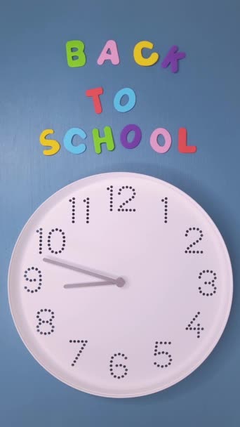 Inscrição Volta Escola Oclock Lettering Fundo Parede Com Relógio Tempo — Vídeo de Stock