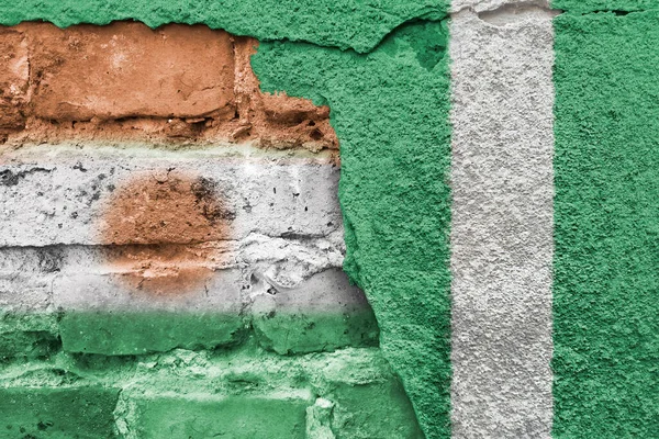 Nijer ve Nijerya. Afrika Birliği. Tuğla duvarda Nijerya ve Nijerya bayrağı. Uluslararası ilişkiler ve dünyadaki jeopolitik durum.