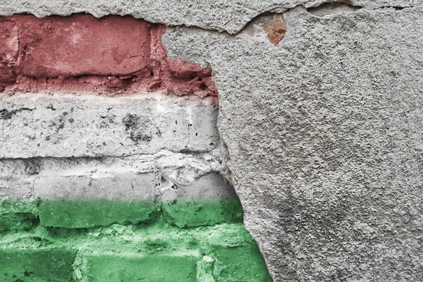 Macar bayrağı. Macaristan, Doğu Avrupa. Üç şerit kırmızı, beyaz, yeşil tuğla duvarda. Ulusal bayram 20 Ağustos Aziz Stephen Günü. Macar Dili, Kültür. Sokak sanatı ve spor takımının hayranları.