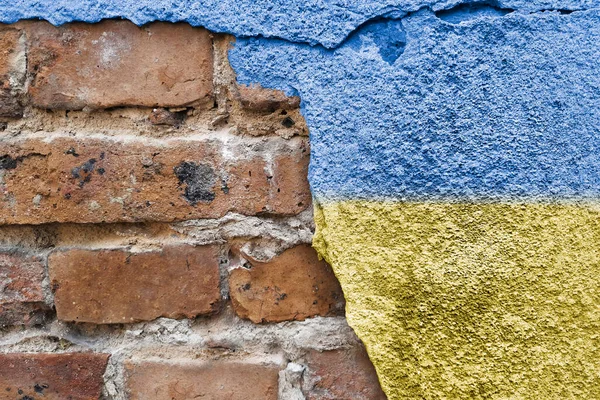 Ukrayna. Ulusal bayrak. Bağımsızlık Günü. Ukrayna sembolü eski bir taş duvarda mavi ve sarı bir şerit. Kievan Rusçası. Ulusal fikir ve vatanseverlik. Boşluğu kopyala.