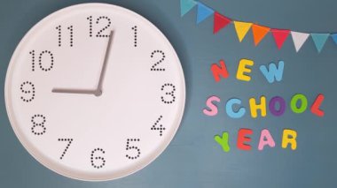 Yeni başlangıçlar: New School Year harfleriyle 9: 00 Saatleri ve Yazıtları. Zaman aralığı 9 'dan 10' u 15 geçiyor. Hiperlapse. Okula ve okulun ilk gününe..