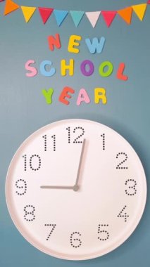 Yeni başlangıçlar: New School Year harfleriyle 9: 00 Saatleri ve Yazıtları. Zaman aralığı 9 'dan 10' u 15 geçiyor. Hiperlapse. Okula ve okulun ilk gününe..