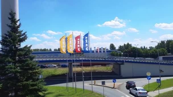 2023 Polonya Katowice Ikea Sözcüğü Olan Bayraklar Kavşağın Arka Planında — Stok video