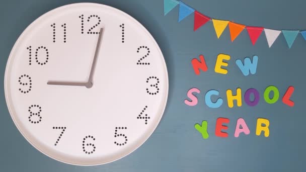 Neuanfänge Uhr Uhren Und Inschrift Buchstaben Neues Schuljahr Das Zeitintervall — Stockvideo