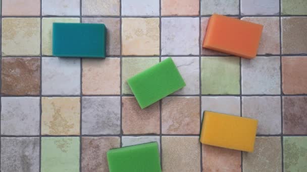 Pare Movimento Com Esponjas Cozinha Esponjas Limpeza Cozinha Coloridas Aparecem — Vídeo de Stock