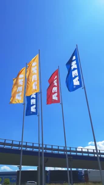 2023 Polonia Katowice Banderas Diferentes Colores Con Palabra Ikea Revolotean — Vídeos de Stock