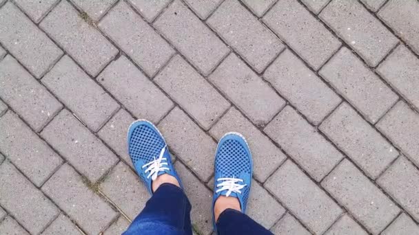 Nohy Modrých Mokasínech Stojí Chodníku Pohled Shora Osoba Šlape Vodu — Stock video