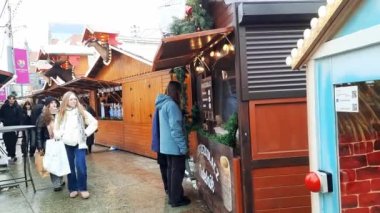 İnsanlar bayram tezgahları arasında gezinip geleneksel Noel yemekleri alıyorlar. 08-12-2023 Pazar Meydanı Katowice, Polonya, Avrupa. Noel pazarı. Açık alan.