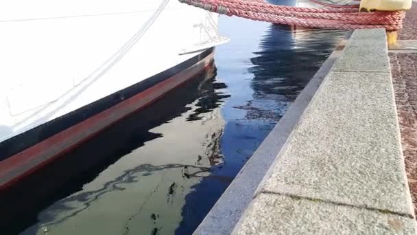 Hajó Oldalának Tükröződése Vízben Mólón Horgonyzó Hajó Tükröződik Tengerben Tengerész — Stock videók